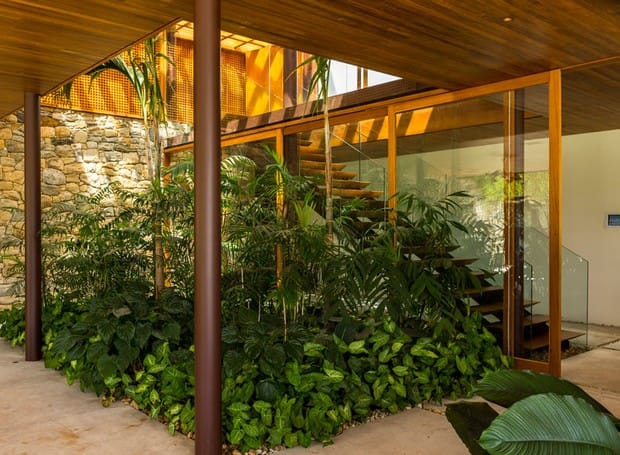 Você já ouviu falar em arquitetura biofílica? Saiba como afeta a sua vida. 5 Pé-direito duplo com jardim coberto e iluminação zenital