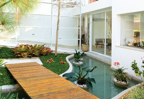 Você já ouviu falar em arquitetura biofílica? Saiba como afeta a sua vida. 4 Jardim externo com espelho d’água