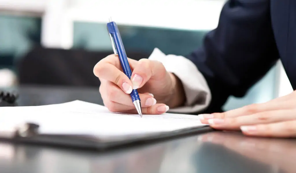 Quanto mais detalhado for o contrato, mais segurança você terá.  Cobre a especificação de tipos de materiais utilizados, prazos e valores descritos nele.