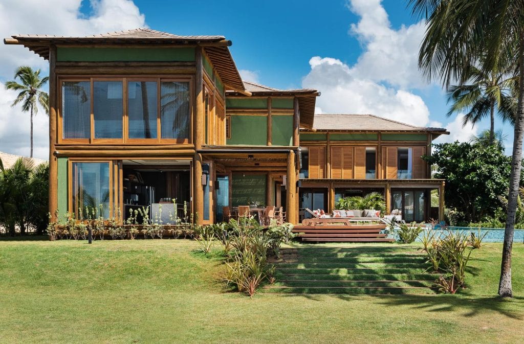 Casa de praia integrada à paisagem