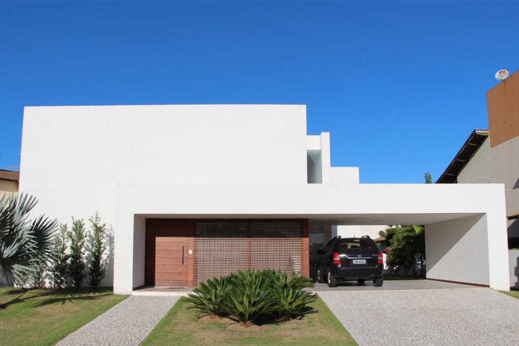 Casa minimalista de fachada branca