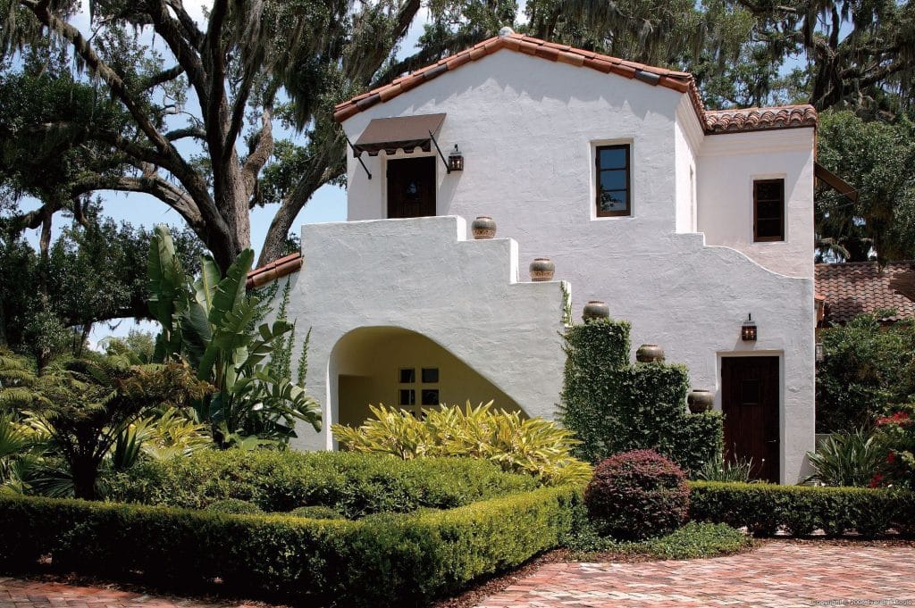 Casa em estilo mediterrâneo com paredes brancas