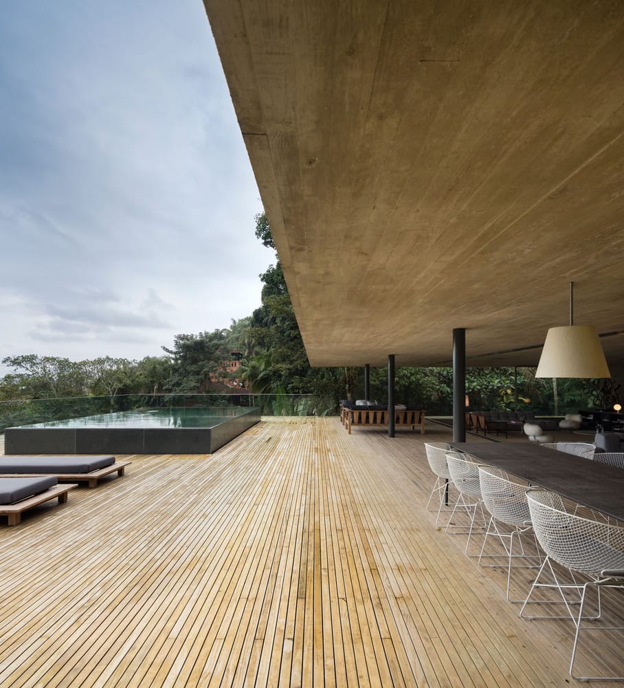 Casa contemporânea integrada à natureza