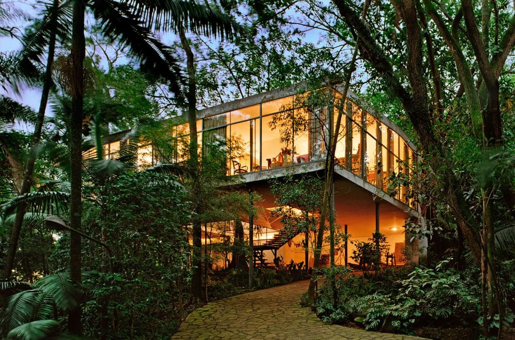 Casa modernista com volumes horizontais