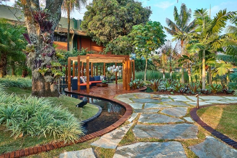 Jardim contemporâneo integrado à casa