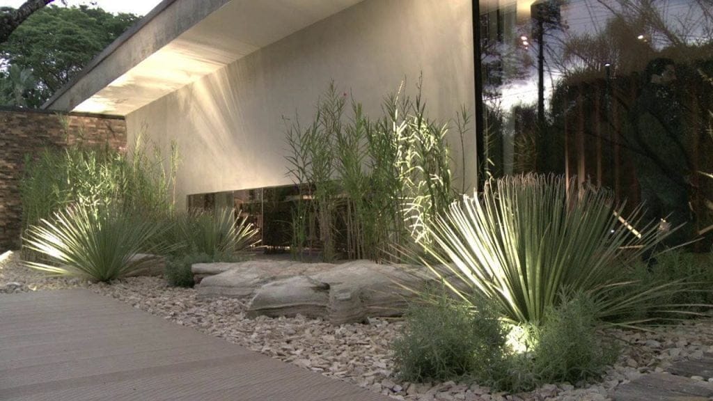 Jardim contemporâneo com linhas retas