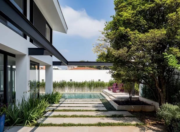 Árvores em jardim contemporâneo