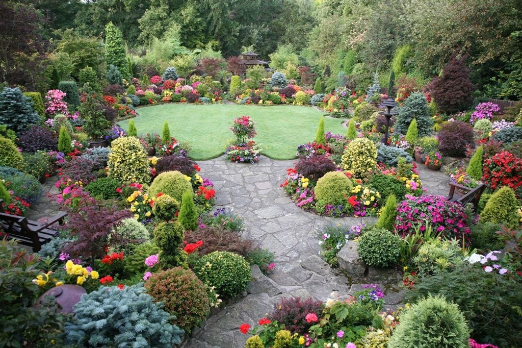 Jardim inglês com canteiros floridos