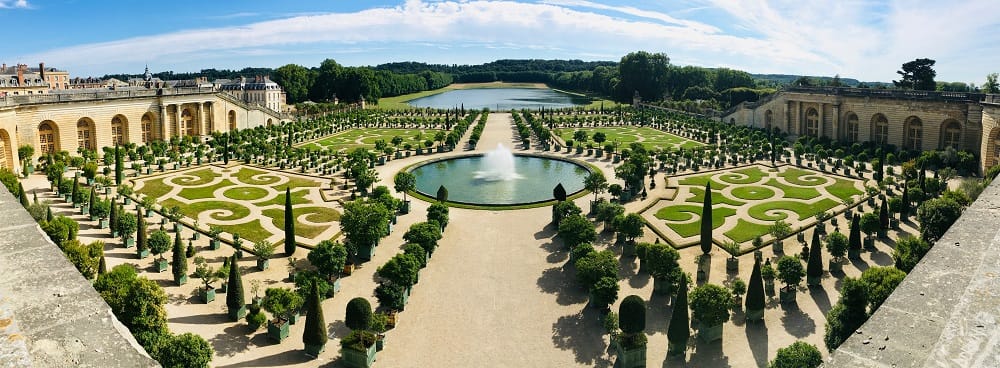 Jardim francês com sebes podadas