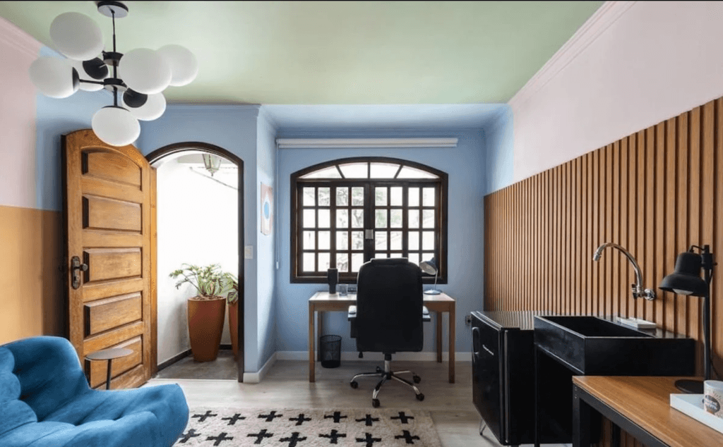 Parede colorida que dá sensação de amplitude ao ambiente