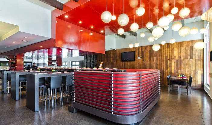 Restaurante decorado em vermelho