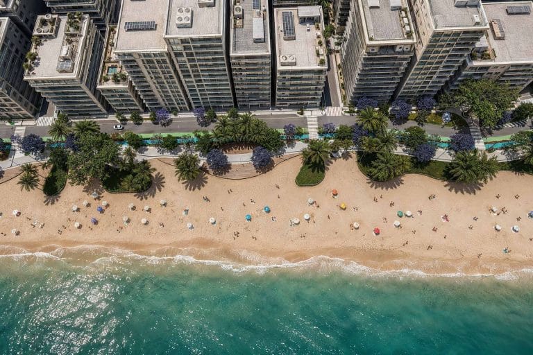 Vista aérea da orla de Meia Praia, em Itapema, com o parque linear entre os prédios e a praia
